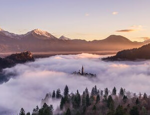一场激烈的足球对决即将拉开帷幕